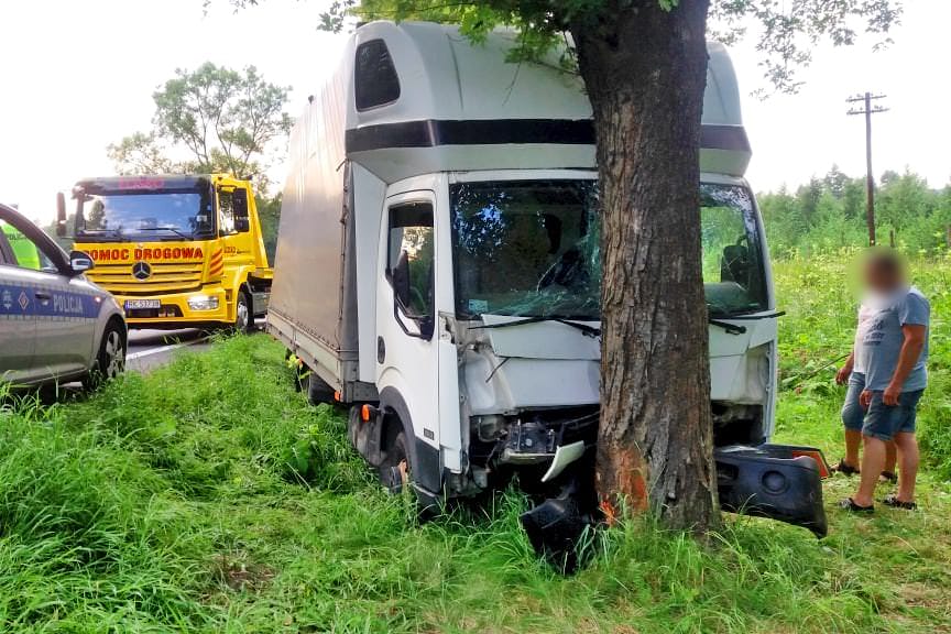 Zasłabł za kierownicą, uderzył w drzewo