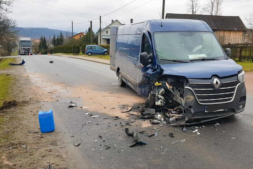 Zasnęła za kierownicą i zderzyła się z samochodem dostawczym