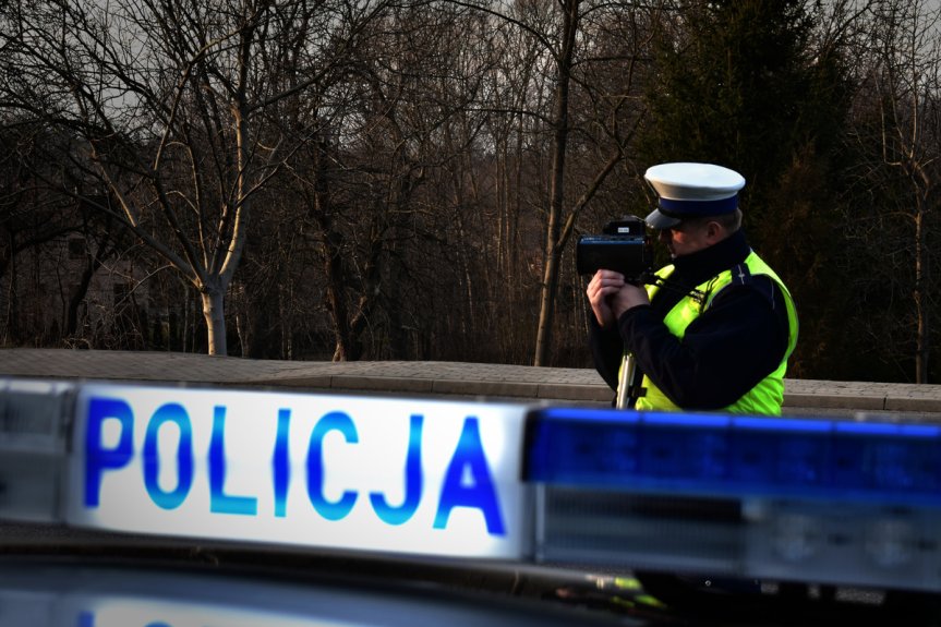 Zatrzymane prawo jazdy, wysoki mandat i punkty karne - surowe konsekwencje zbyt szybkiej jazdy