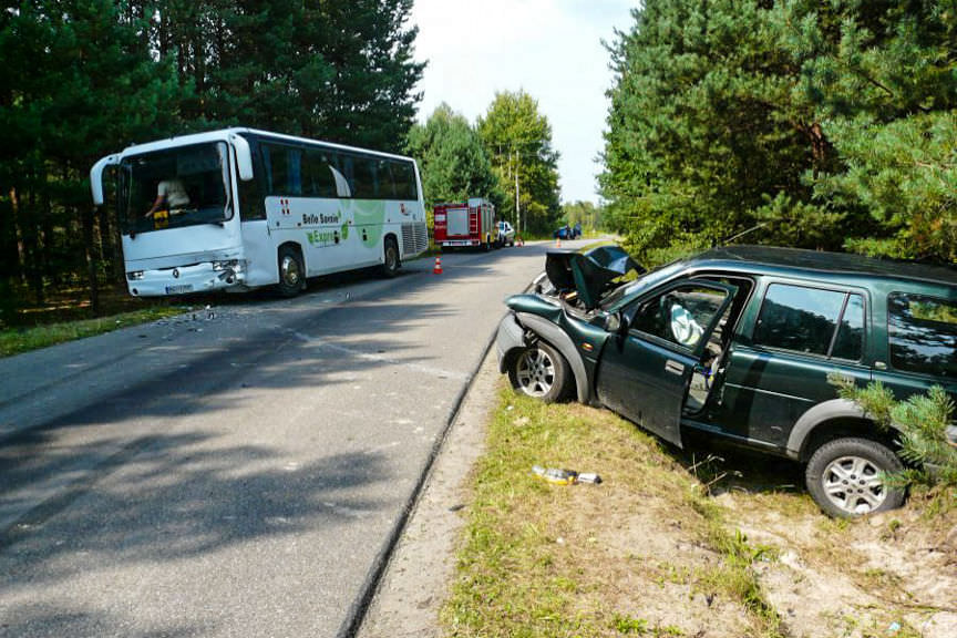 Wypadek autobusu i pojazdu osobowego w Harasiukach.