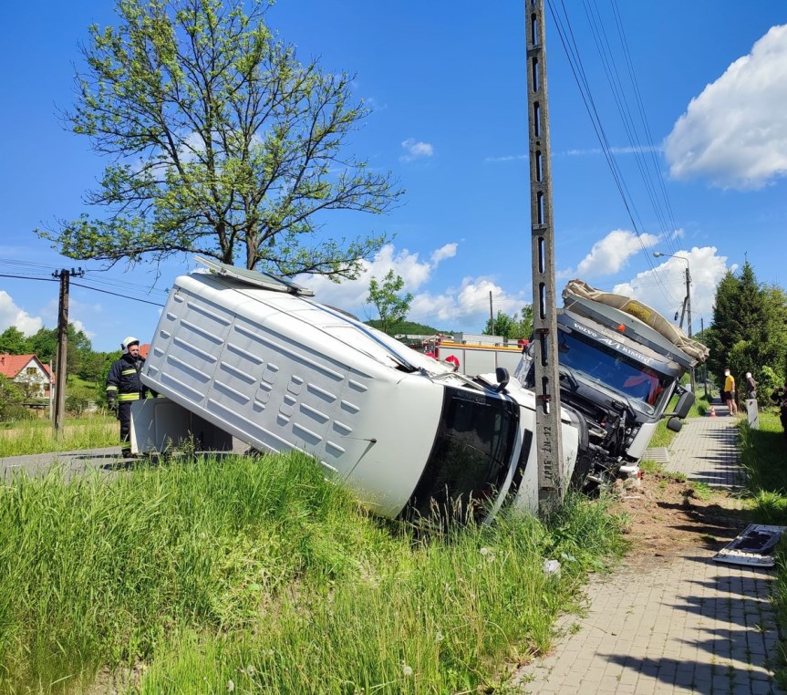 Zderzenie busa z ciężarówką