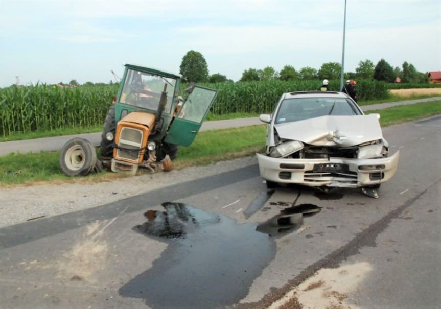 Zderzenie ciągnika rolniczego i samochodu osobowego w Szówsku