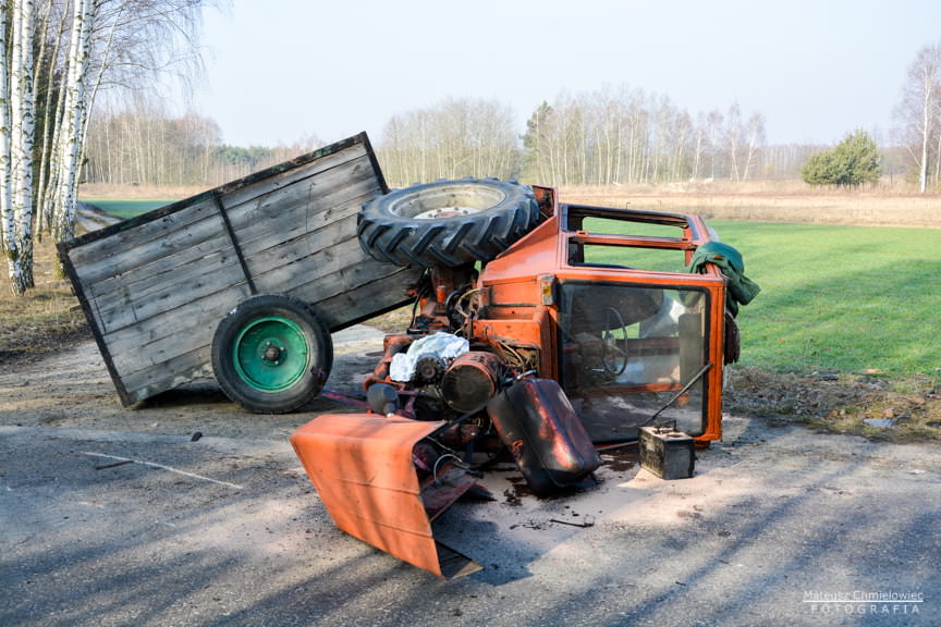 Zderzenie ciągnika rolniczego z mazdą