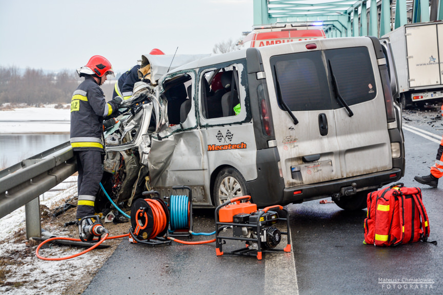 Zderzenie czołowe busa pasażerskiego i dostawczaka