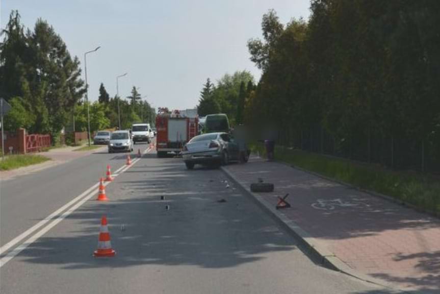 Zderzenie dwóch osobówek i busa