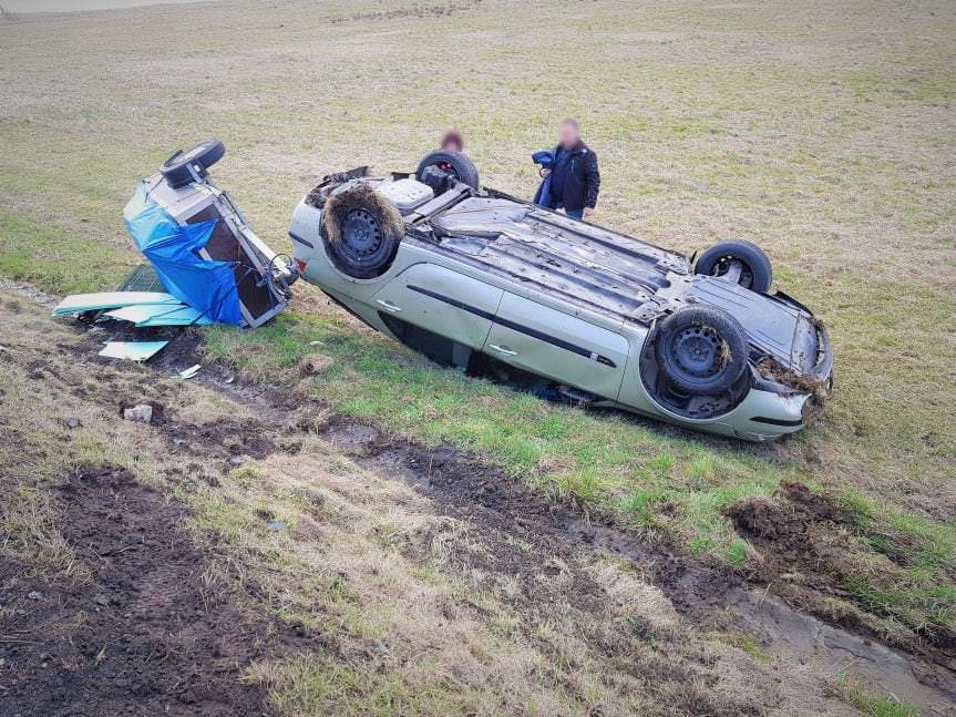 Zderzenie dwóch samochodów osobowych w Rogach