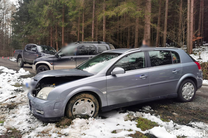 Zderzenie dwóch samochodów w Desznicy. Trzy osoby zostały poszkodowane