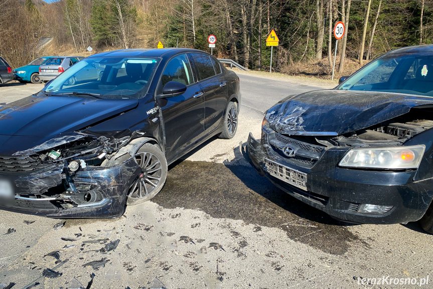 Zderzenie dwóch samochodów w Węglówce