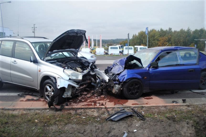 Czołowe zderzenie hondy z toyotą w miejscowości Kraczkowa