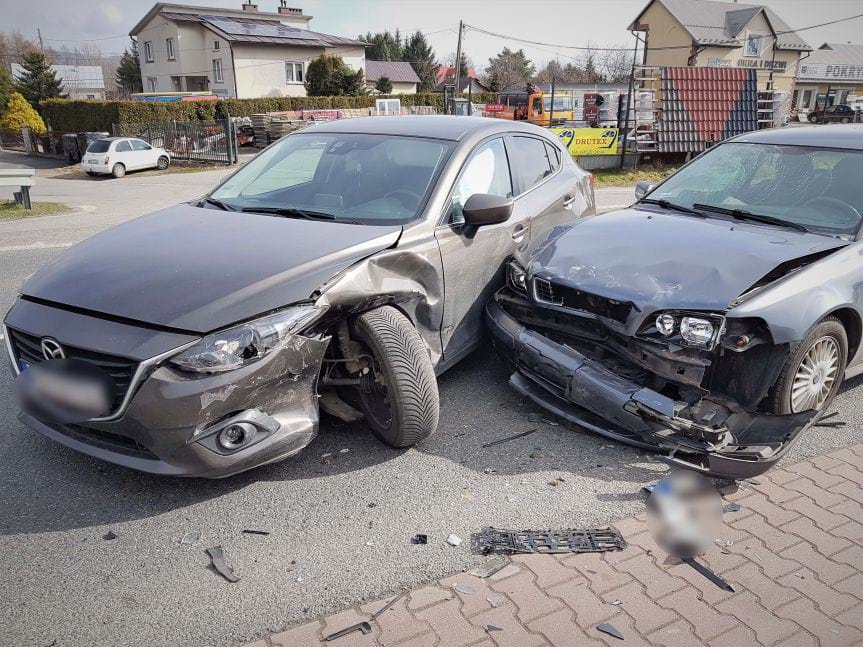  Zderzenie mazdy z volvo na drodze krajowej nr 28 w Krośnie