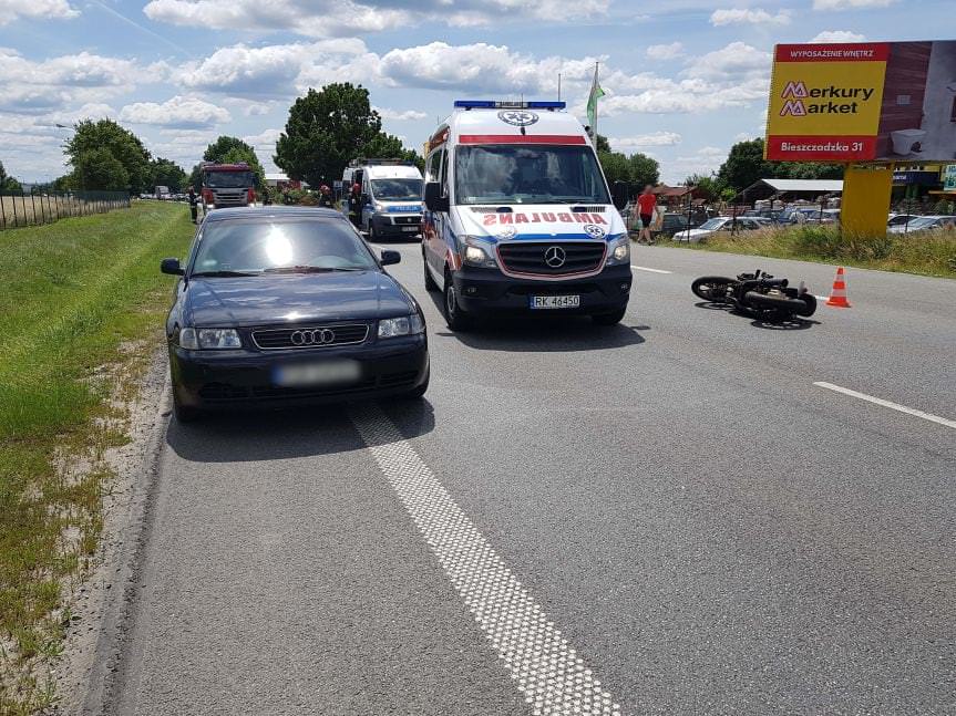 Zderzenie motocykla z samochodem osobowym w Krośnie