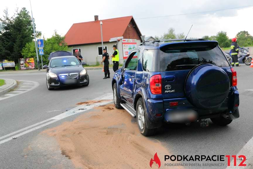 Zderzenie na rondzie, toyota na boku