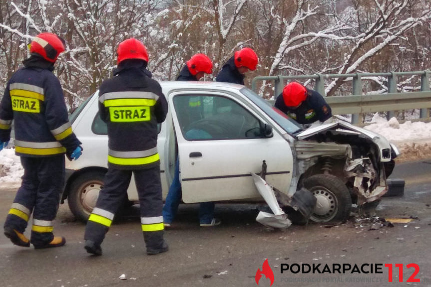 Zderzenie nissana i mercedesa w Świerzowej Polskiej