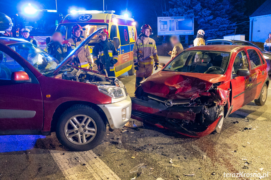 Zderzenie opla i toyoty na skrzyżowaniu