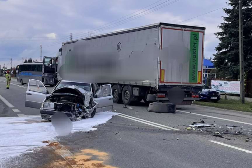 Zderzenie osobówki z ciężarówką w Nisku