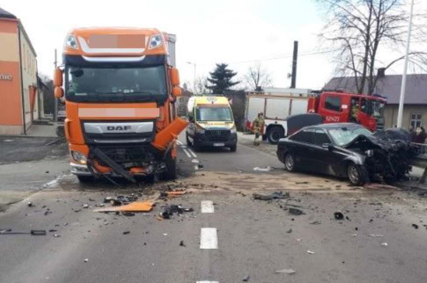 Zderzenie osobówki z ciężarówką w Ubieszynie