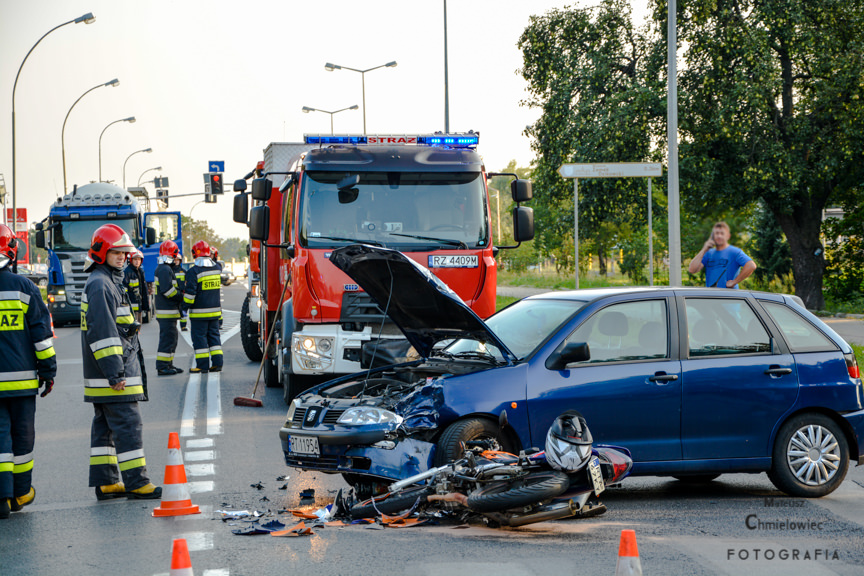 Zderzenie osobówki z motocyklistą 