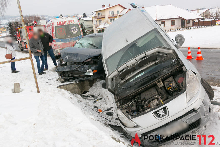 Zderzenie peugeota i citroena w Iwoniczu