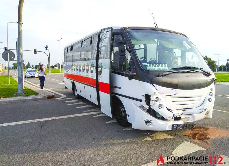 Zderzenie samochodu osobowego z autobusem