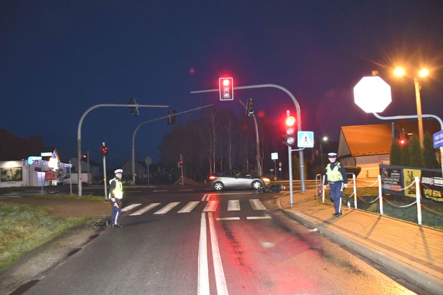 Zderzenie samochodu z motorowerzystą. Poszkodowany 70-latek