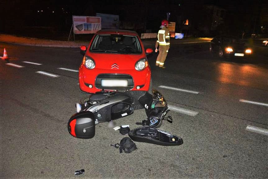 Zderzenie skutera i samochodu osobowego w Krośnie