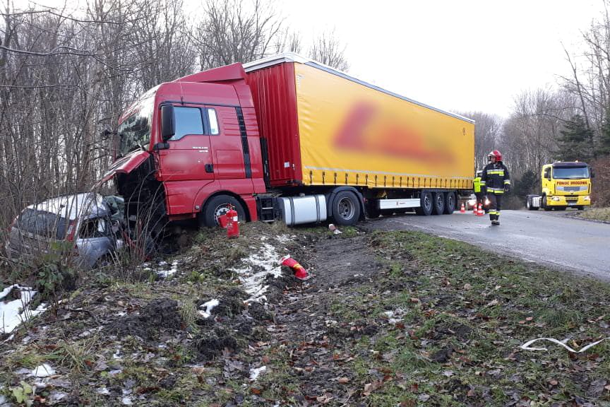 Zderzenie tira z osobówką w Humniskach