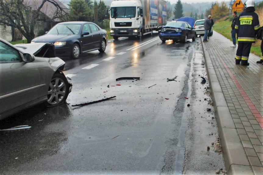 Zderzenie trzech samochodów w Łączkach Kucharskich