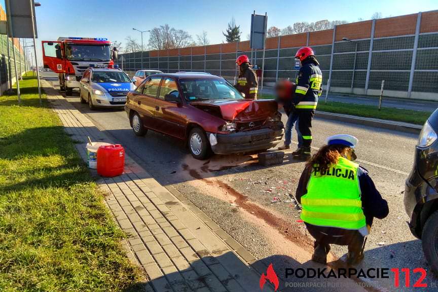 Zderzenie trzech samochodów na przed przejściem dla pieszych