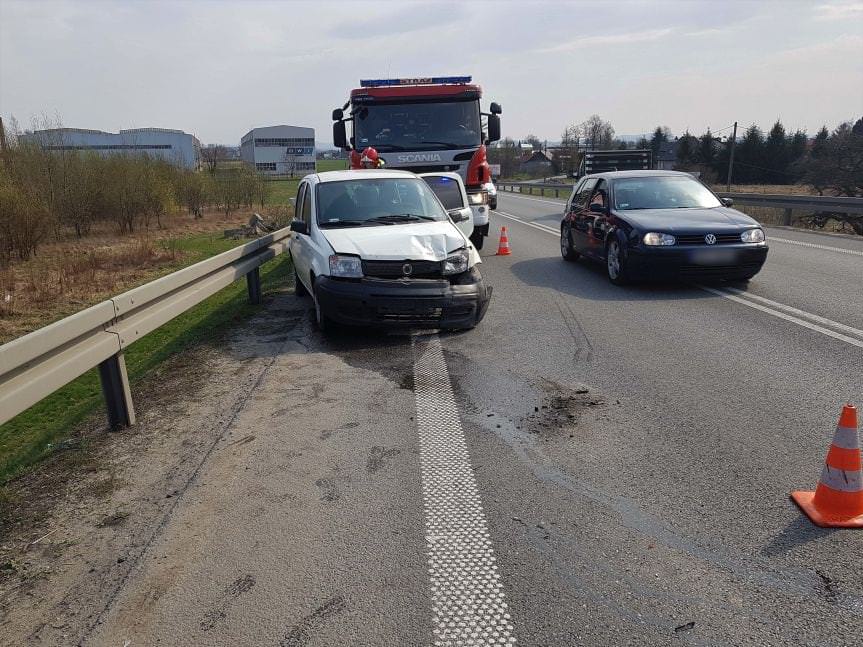 Zderzenie trzech samochodów na wiadukcie w Krośnie