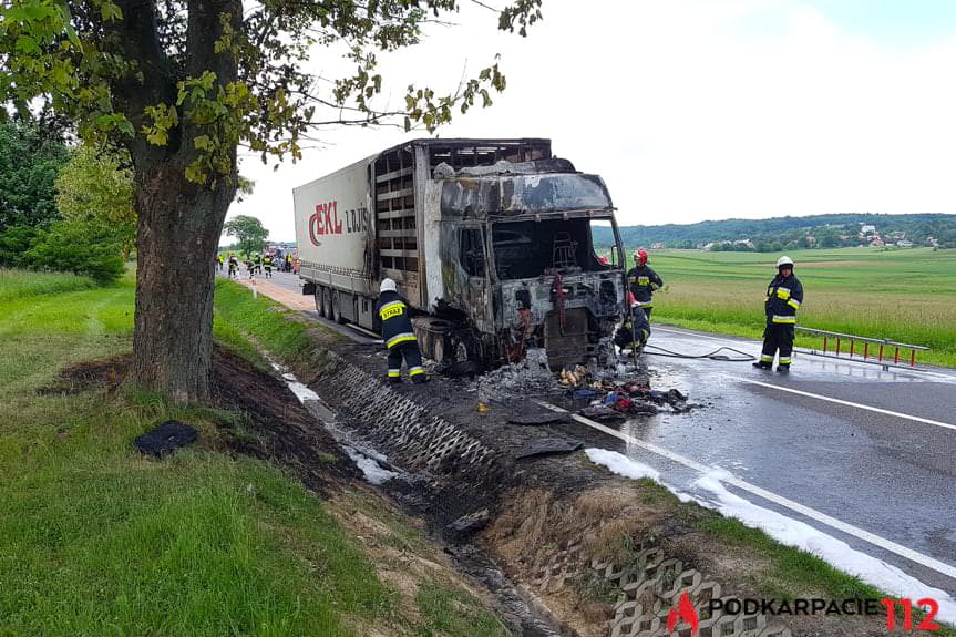 Zimna Woda. Ciężarówka w ogniu