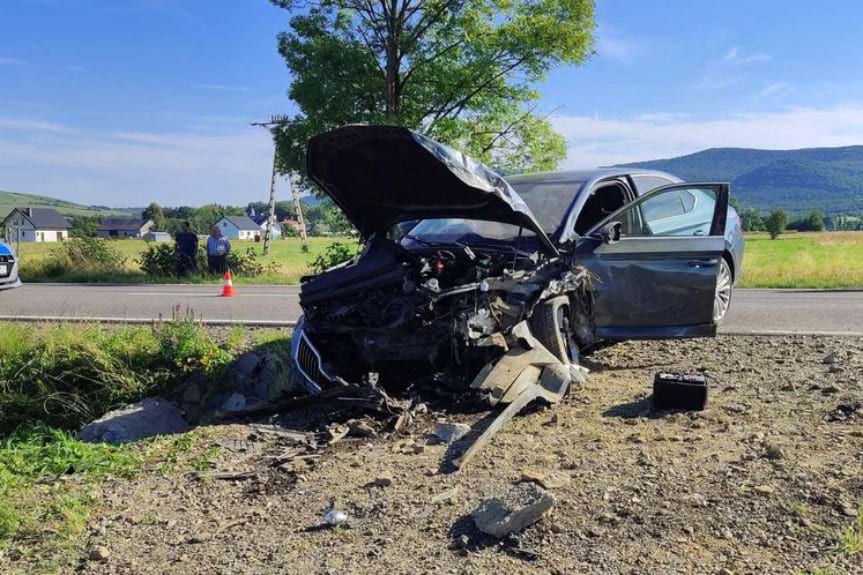 Zjechał z drogi i uderzył w mostek