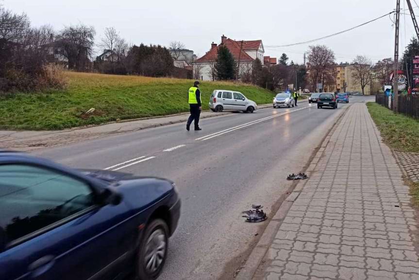 Zjechał z drogi i uderzył w skarpę