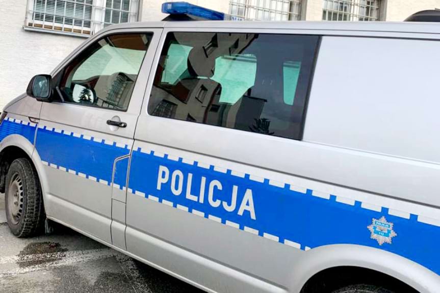 Zniszczył samochód i znieważył policjantów