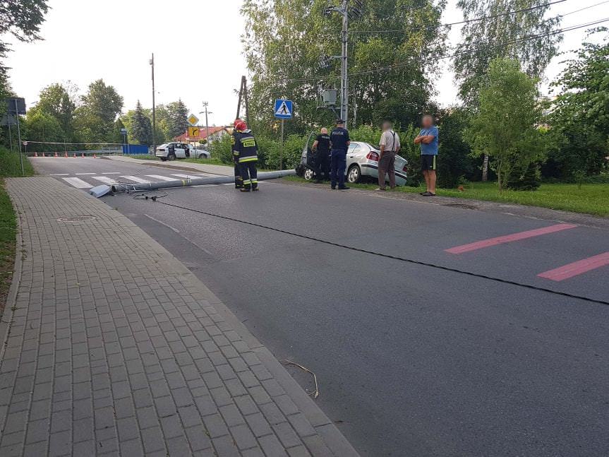 GŁOWIENKA. Samochodem wypadł z drogi i uderzył w słup energetyczny