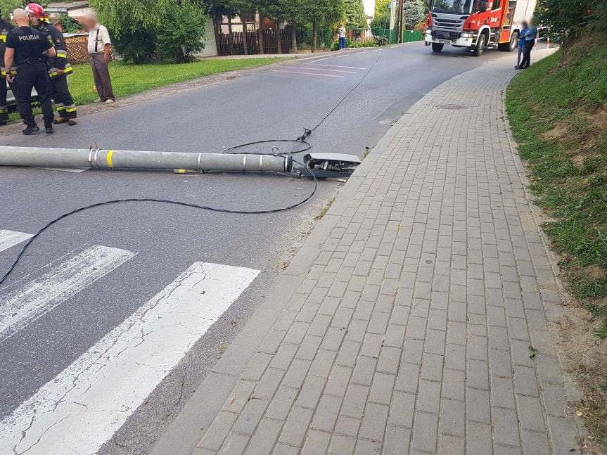 GŁOWIENKA. Samochodem wypadł z drogi i uderzył w słup energetyczny