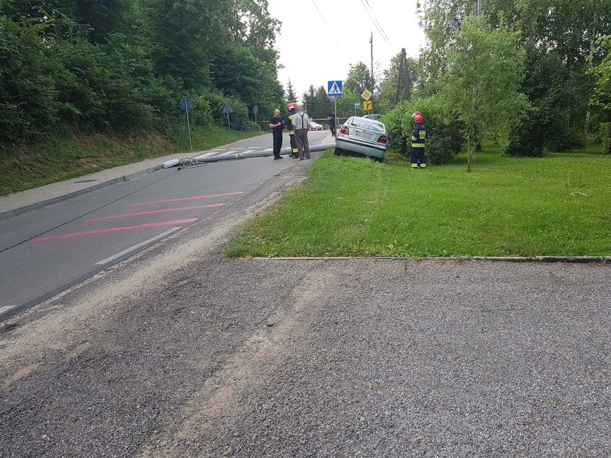 GŁOWIENKA. Samochodem wypadł z drogi i uderzył w słup energetyczny