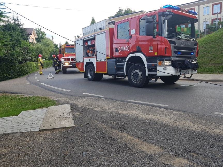 GŁOWIENKA. Samochodem wypadł z drogi i uderzył w słup energetyczny