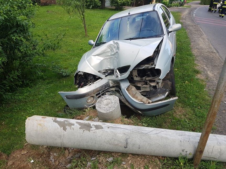 GŁOWIENKA. Samochodem wypadł z drogi i uderzył w słup energetyczny