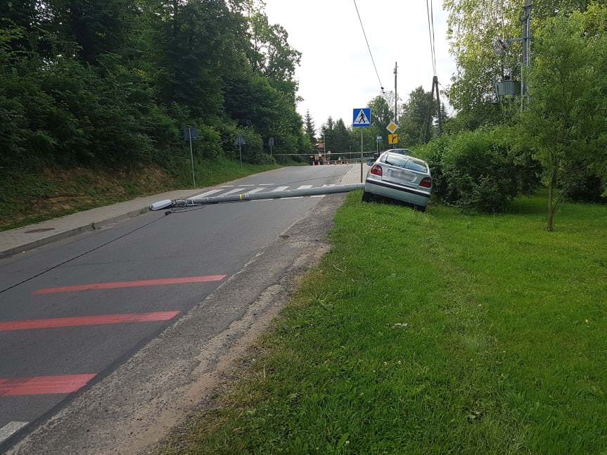GŁOWIENKA. Samochodem wypadł z drogi i uderzył w słup energetyczny