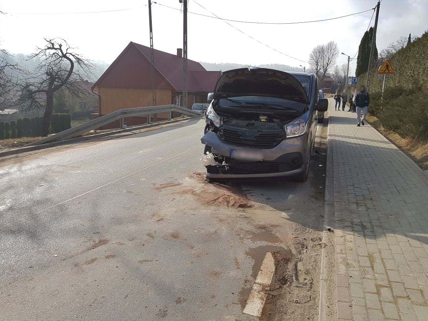 Iwonicz Zdrój. Zderzenie mikrobusu z samochodem osobowym