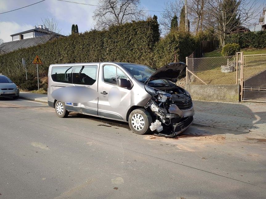 Iwonicz Zdrój. Zderzenie mikrobusu z samochodem osobowym