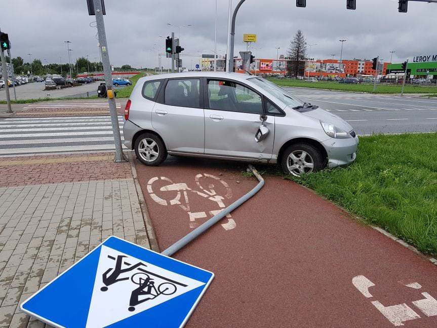 Kolizja Forda i Hondy na wysokości galerii VIVO w Krośnie