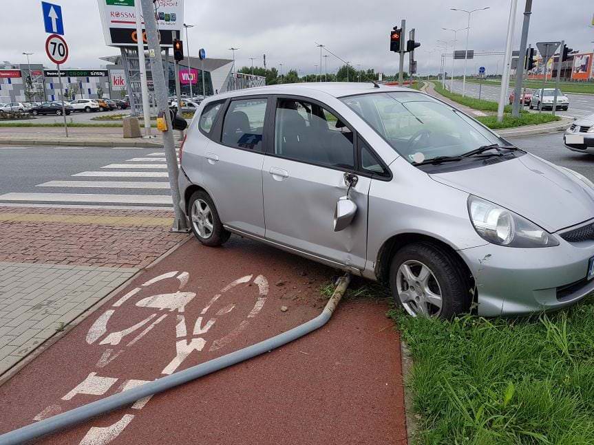 Kolizja Forda i Hondy na wysokości galerii VIVO w Krośnie