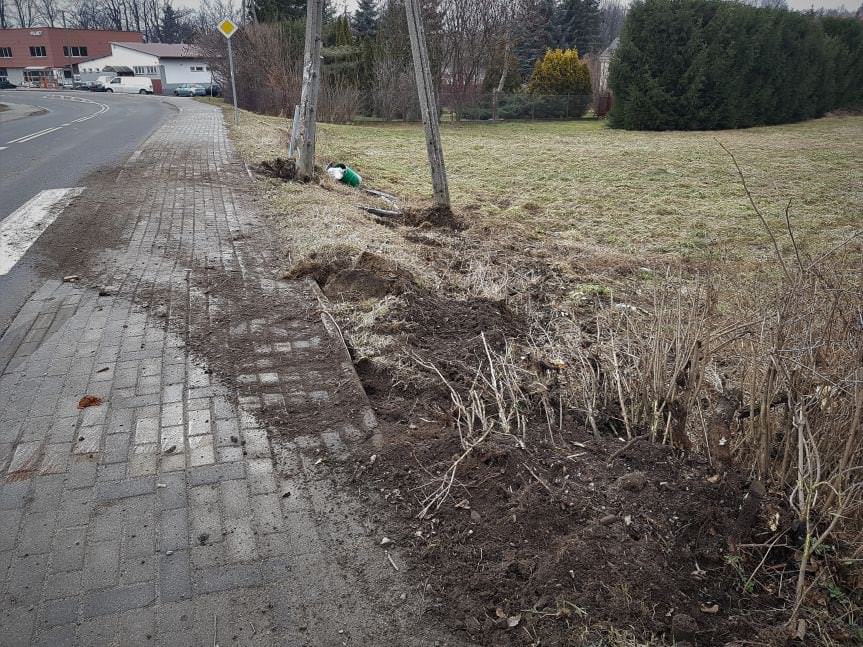 Krościenko Wyżne. Samochodem wjechał w słup energetyczny