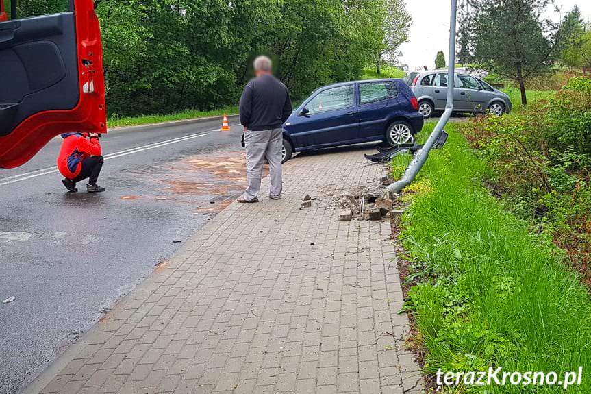 Krosno. Kierujący volkswagenem uderzył w przydrożną latarnię