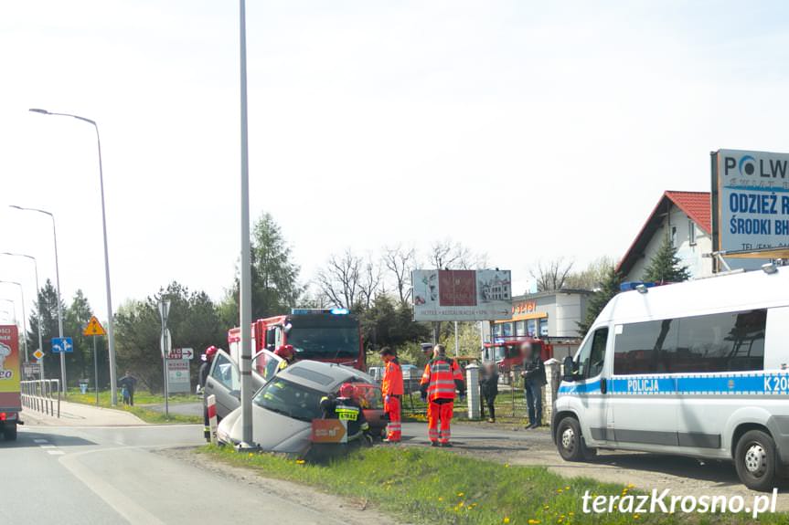 Krosno. Mężczyzna wjechał oplem do przydrożnego rowu