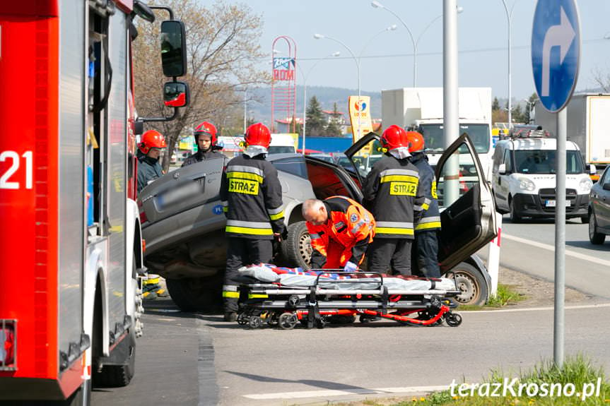 Krosno. Mężczyzna wjechał oplem do przydrożnego rowu