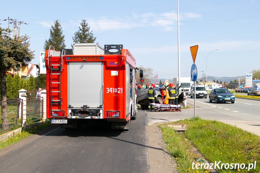 Krosno. Mężczyzna wjechał oplem do przydrożnego rowu