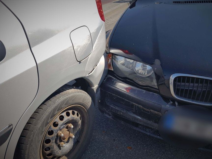 Krosno. Zderzenie bmw i mitsubishi na wysokości galerii VIVO