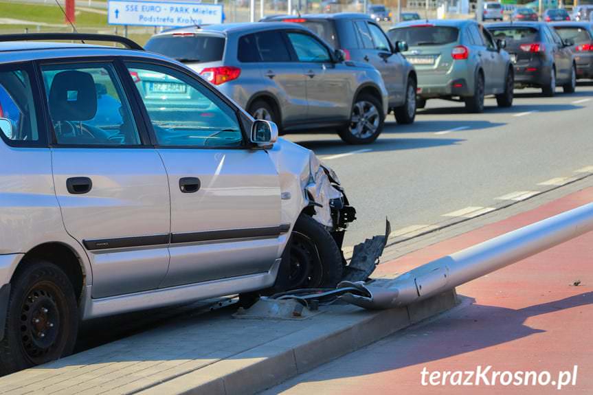 Krosno. Zderzenie bmw i mitsubishi na wysokości galerii VIVO